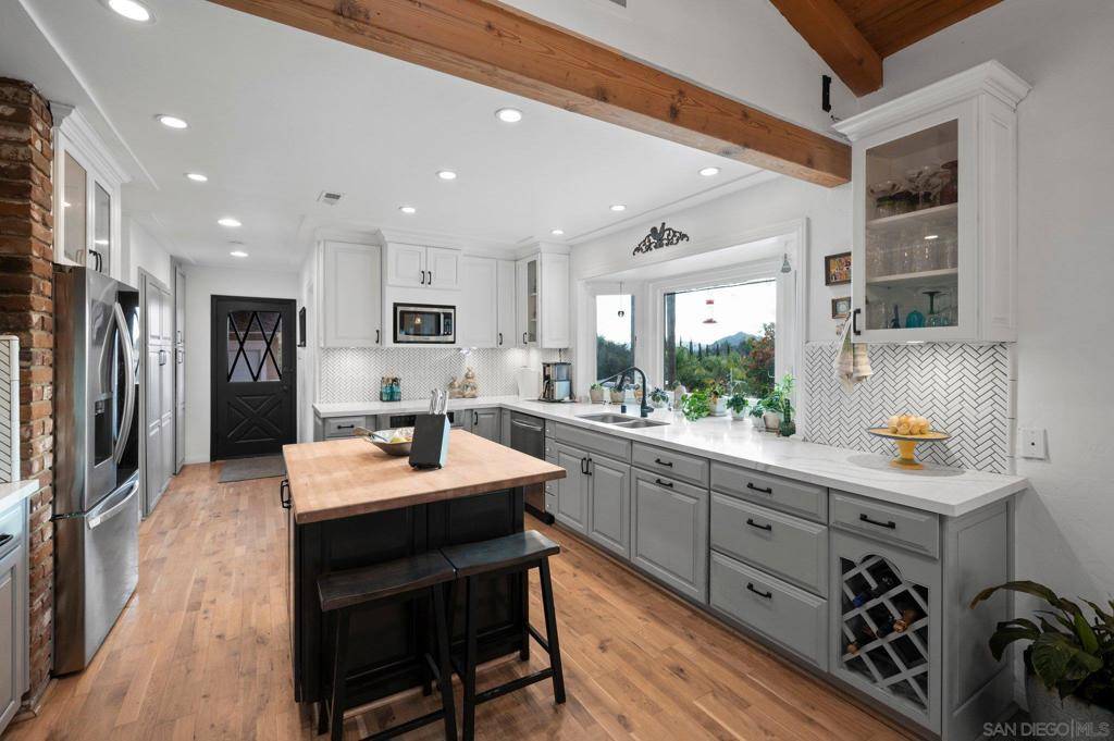 2331 Royal Crest Dr Escondido, CA 92025