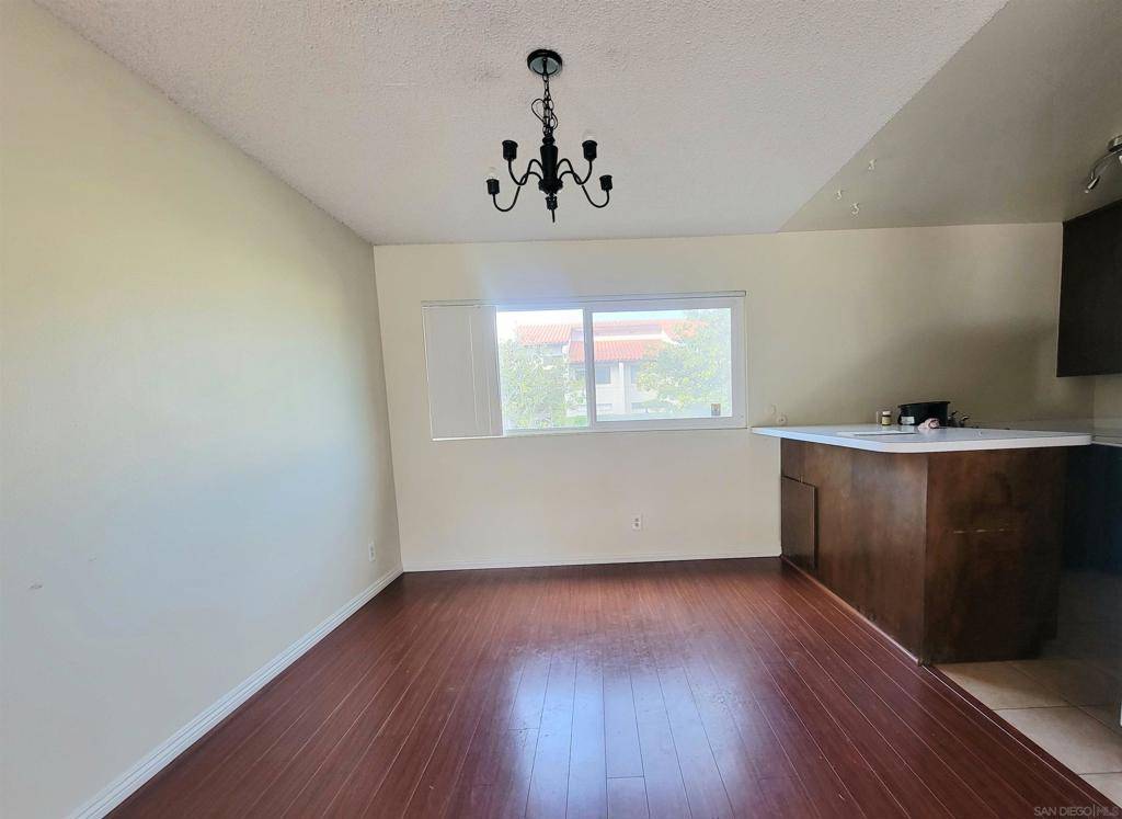 Carlsbad, CA 92009,2517 Navarra Dr #1E