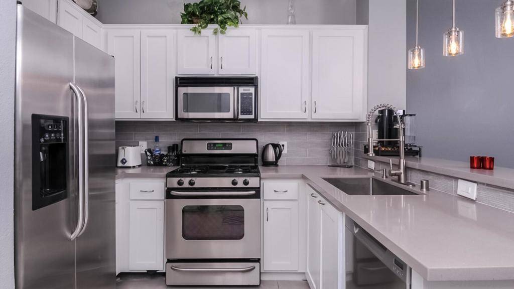 San Diego, CA 92101,450 J St #3091