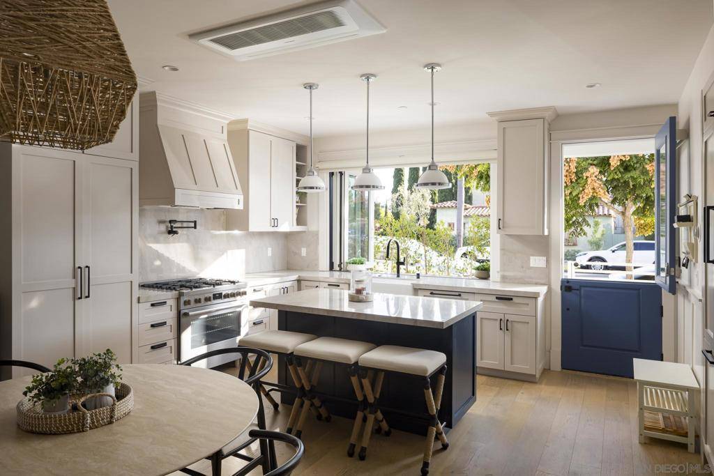 Coronado, CA 92118,825 9th St