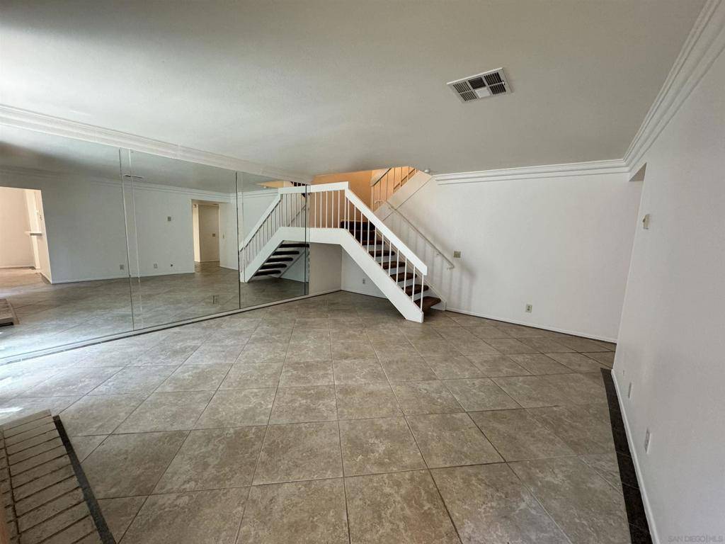 San Diego, CA 92107,4041 Caminito Dehesa