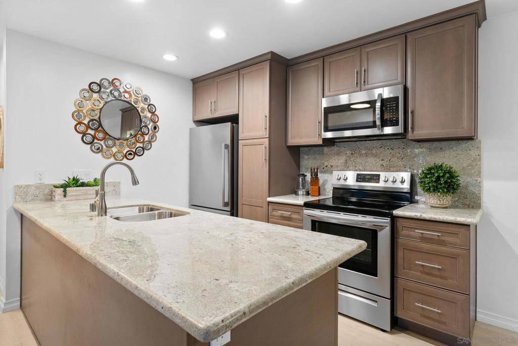 Del Mar, CA 92014,13681 Ruette Le Parc #F