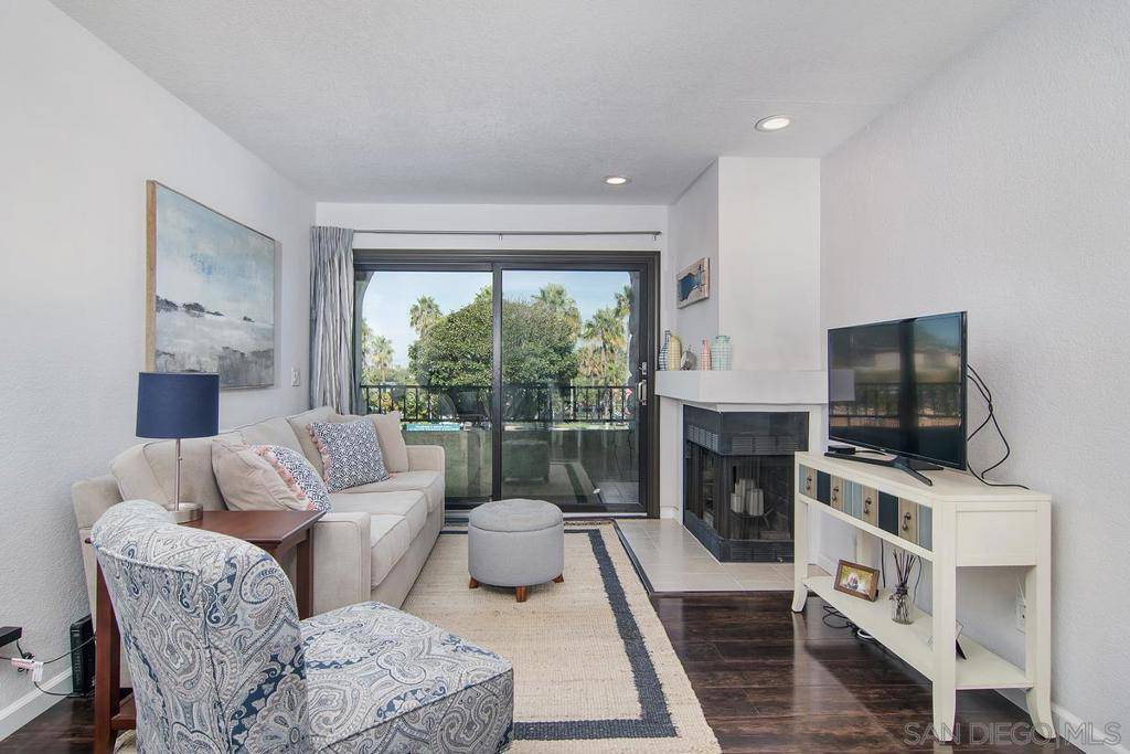 San Diego, CA 92107,4494 Mentone St. #6