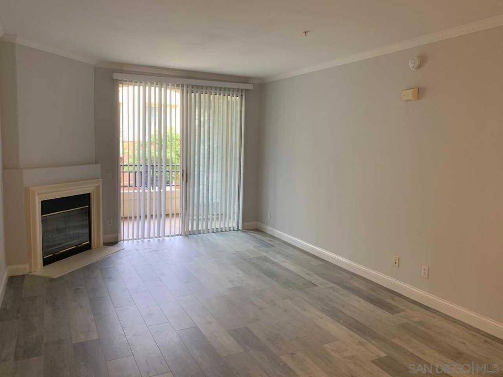 San Diego, CA 92130,12374 Carmel Country Rd #209
