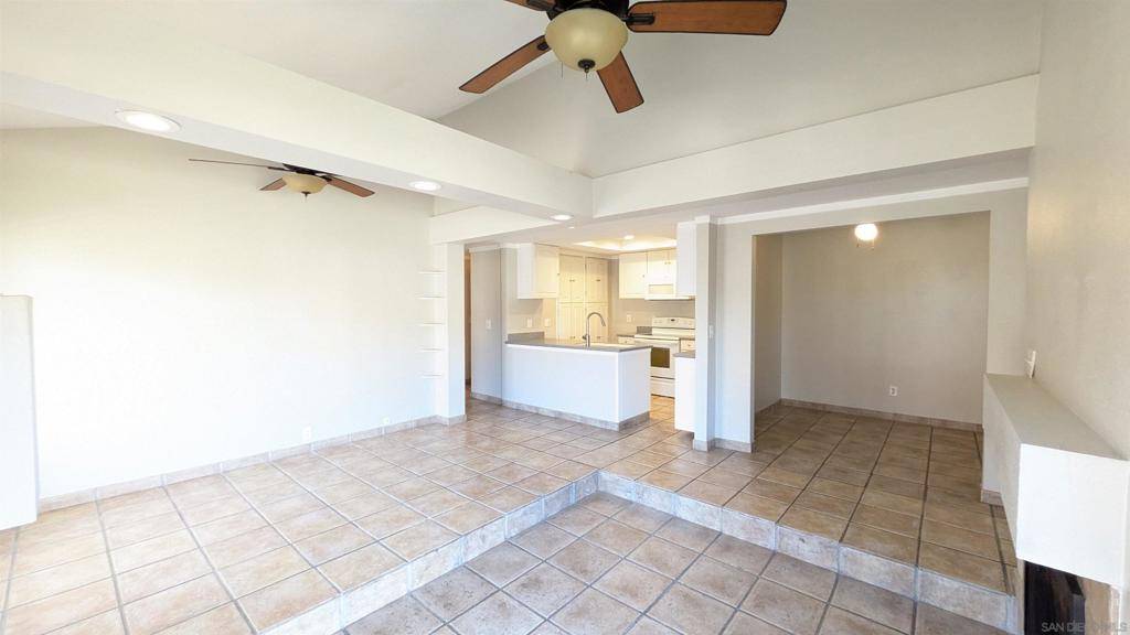 Del Mar, CA 92014,13655 Ruette Le Parc #E