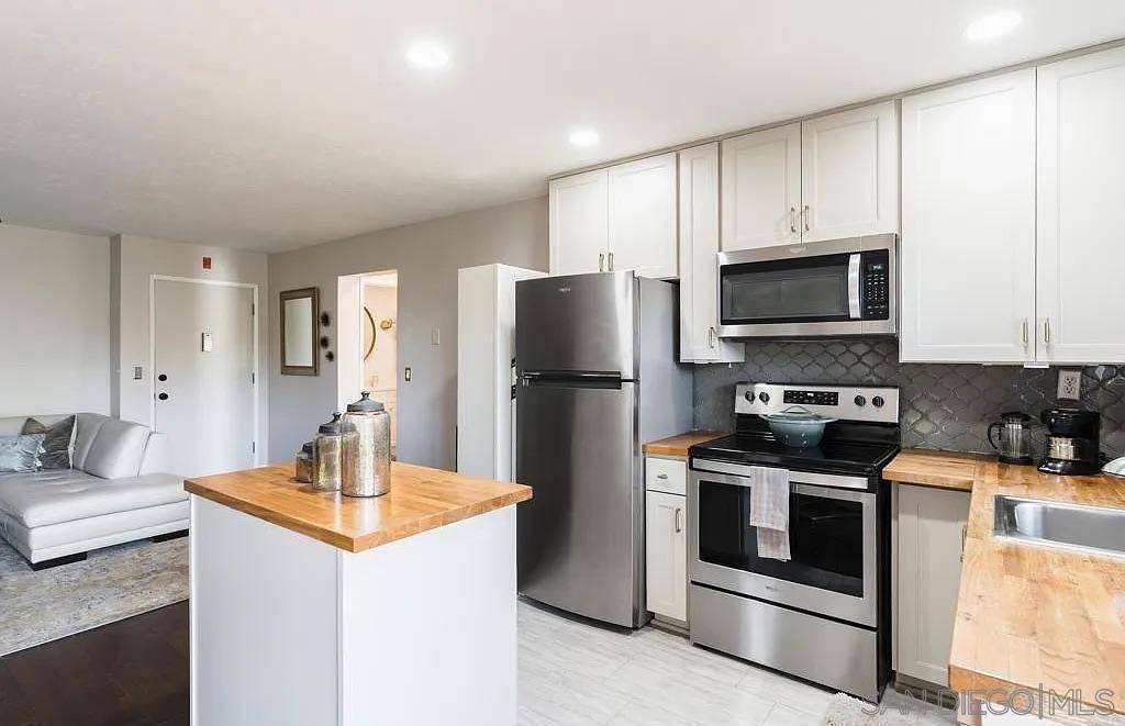 San Diego, CA 92119,7838 Cowles Mountain Ct #C18