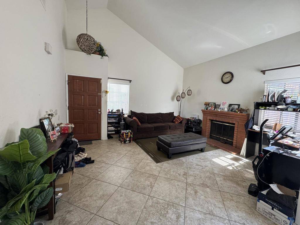 San Diego, CA 92139,2107 Manzana Way