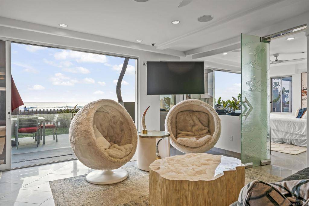 San Diego, CA 92109,2999 Ocean Front Walk #1