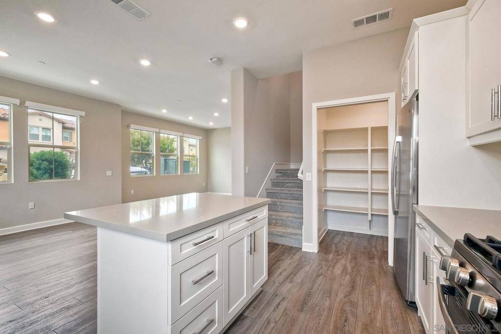 Vista, CA 92084,1097 Delpy View Point