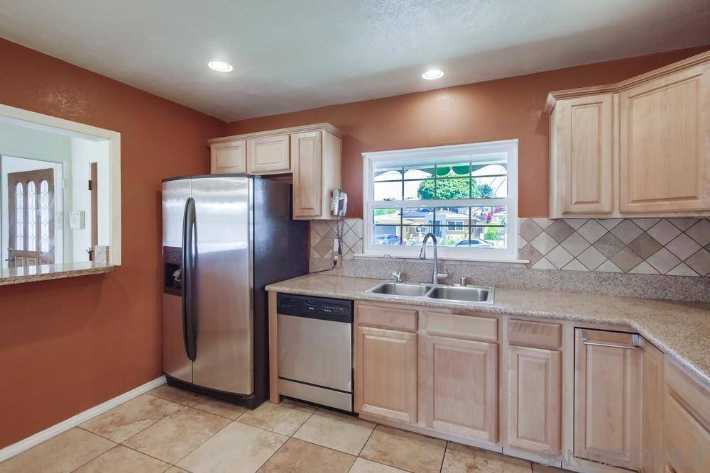 San Diego, CA 92114,5233 Reynolds St