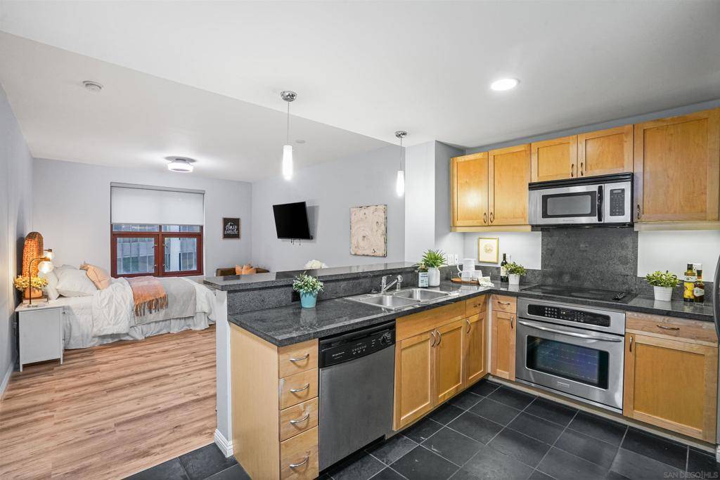 San Diego, CA 92101,1150 J St #523