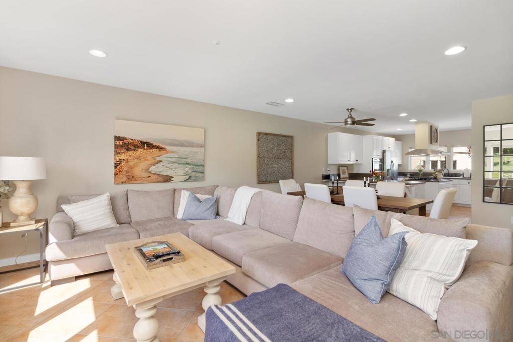 Carlsbad, CA 92009,7517 Jerez #B