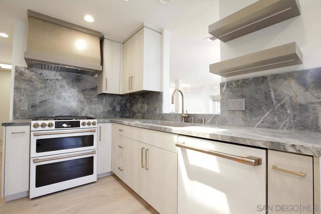 La Jolla, CA 92037,8121 Camino Del Sol #301