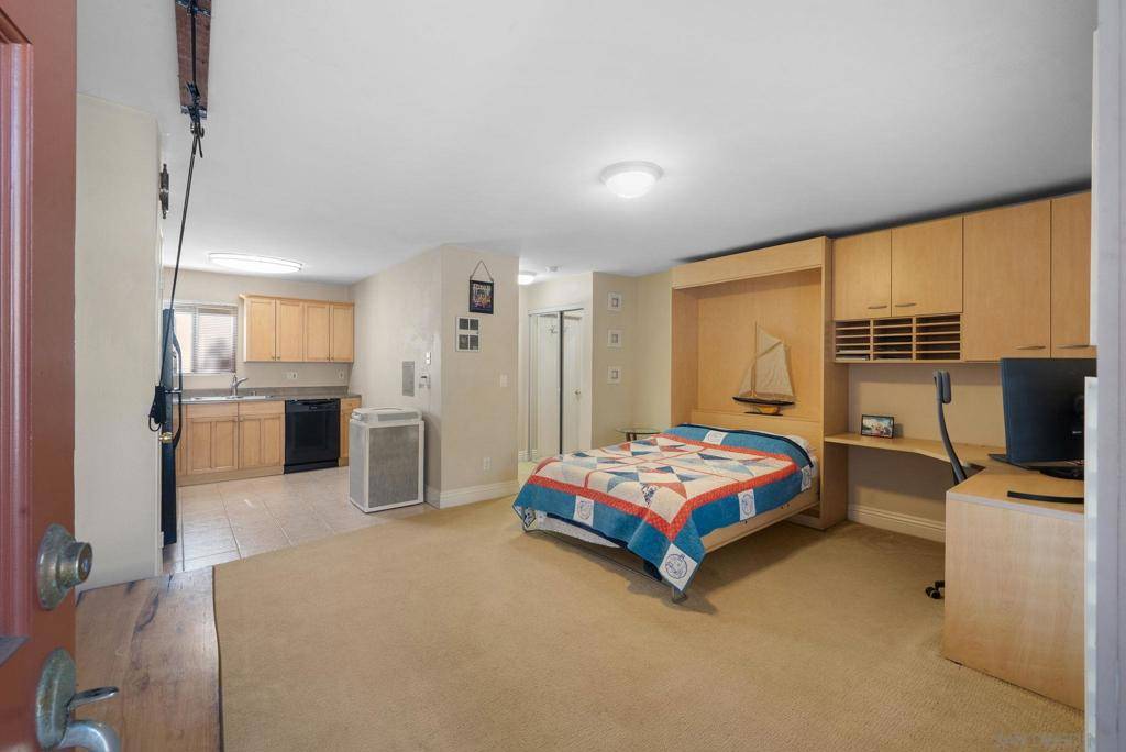 San Diego, CA 92103,2850 Reynard Way #5