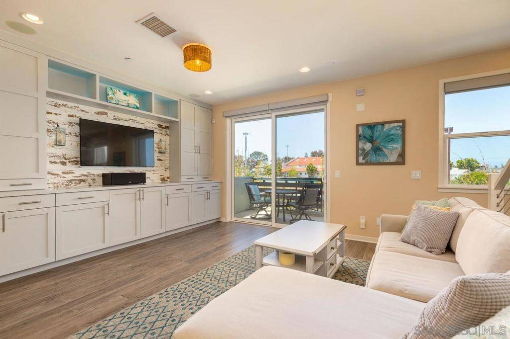 Carlsbad, CA 92008,2579 State Street