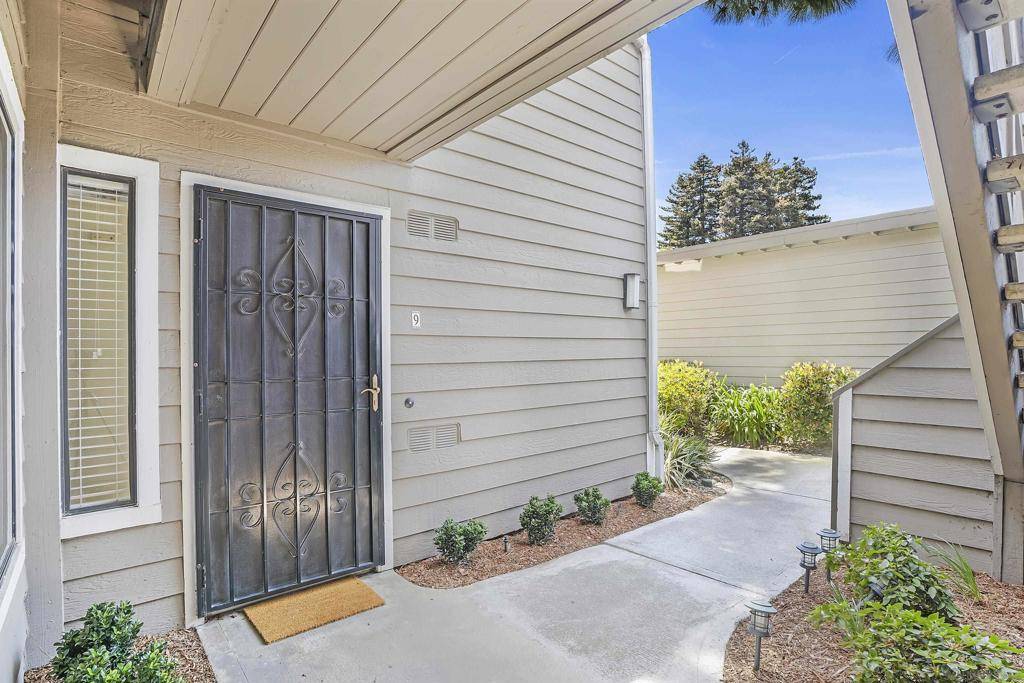 Vista, CA 92081,1059 Shadowridge Dr #9