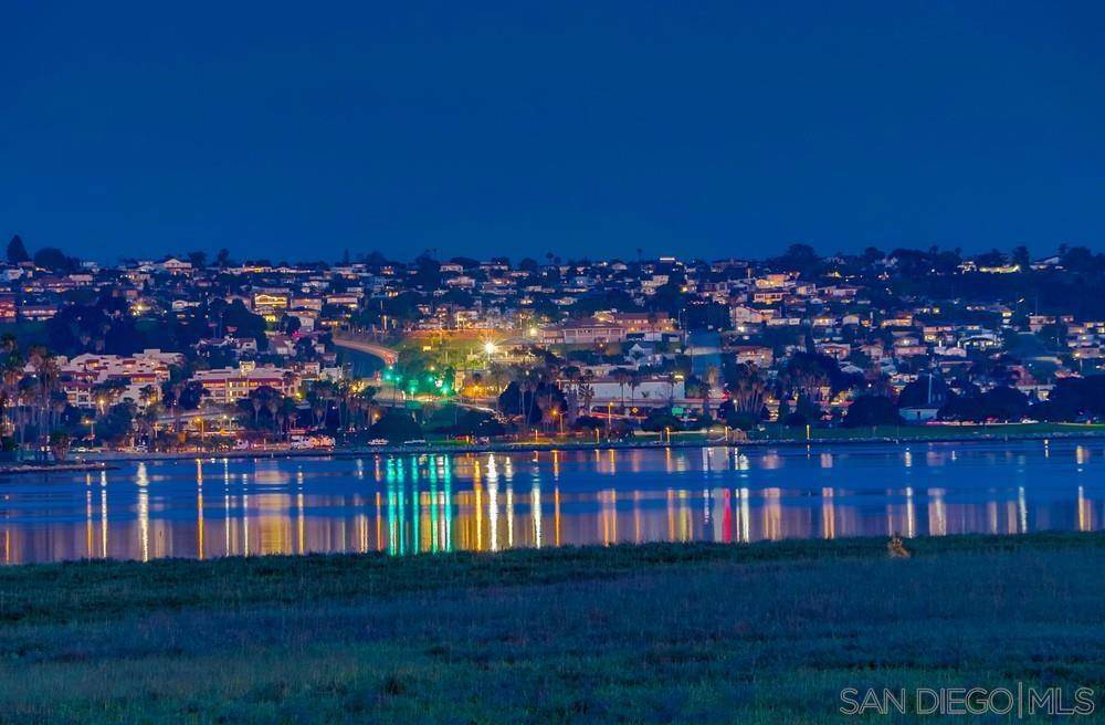 San Diego, CA 92109,3997 Crown Point #V33