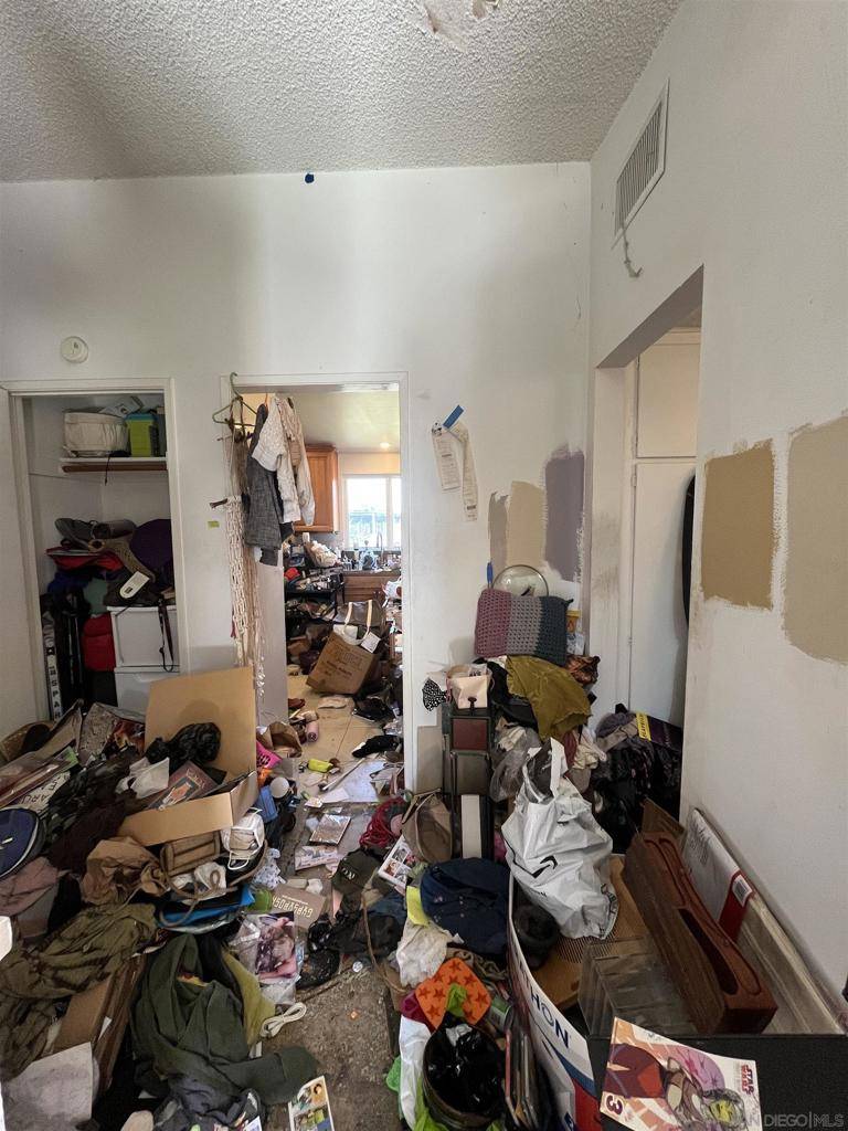 San Diego, CA 92117,5284 Winthrop St