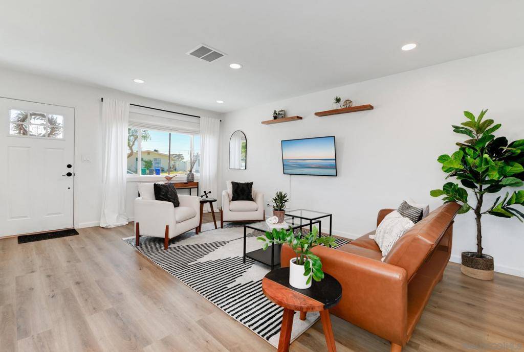 San Diego, CA 92117,4865 Aberdeen St