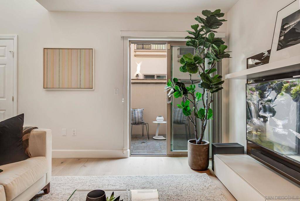 La Jolla, CA 92037,7530 Draper Ave #2