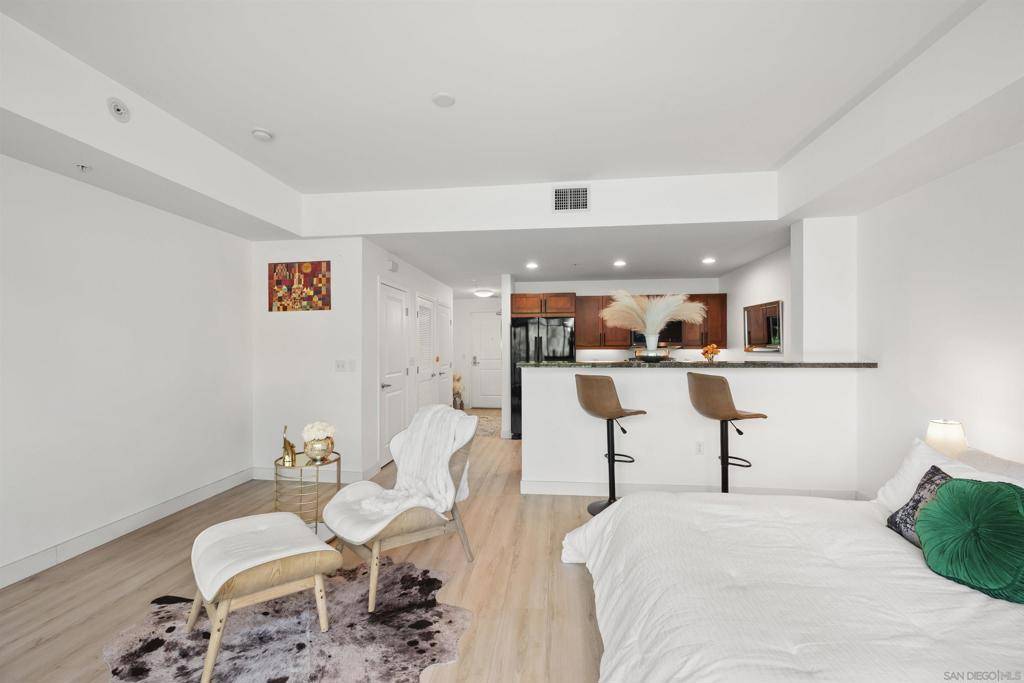 San Diego, CA 92101,206 Park Blvd #405