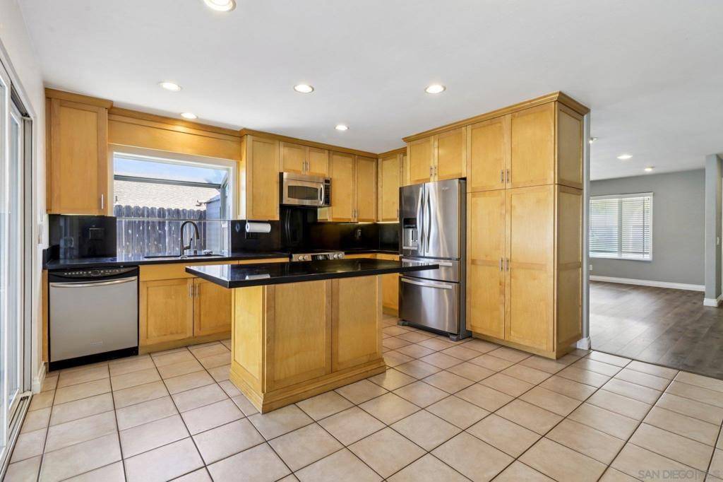 Poway, CA 92064,13002 Standish Dr