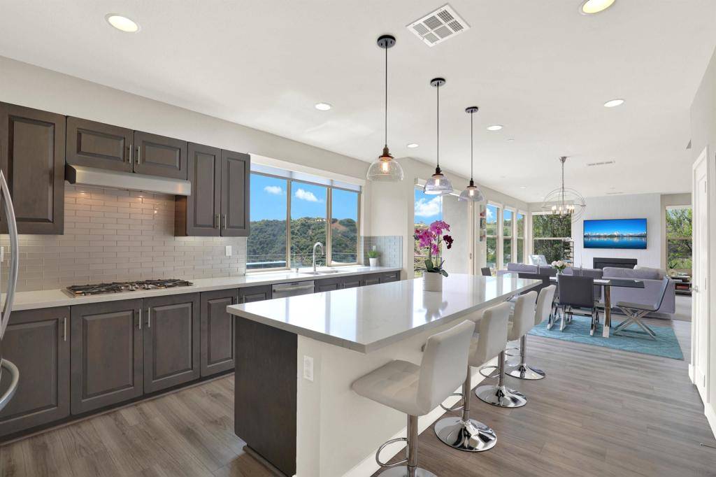 5988 Shaw Lopez Row San Diego, CA 92121