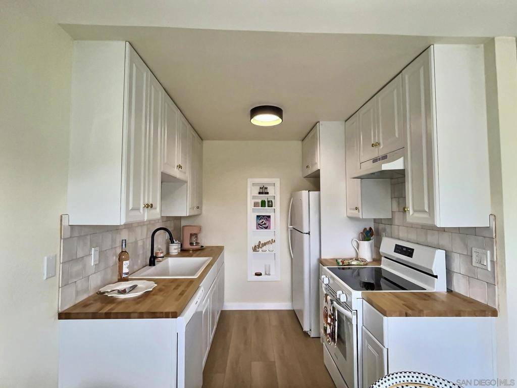 Encinitas, CA 92024,812 Regal #P6