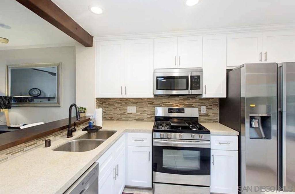 La Jolla, CA 92037,8682 Villa La Jolla Dr #2