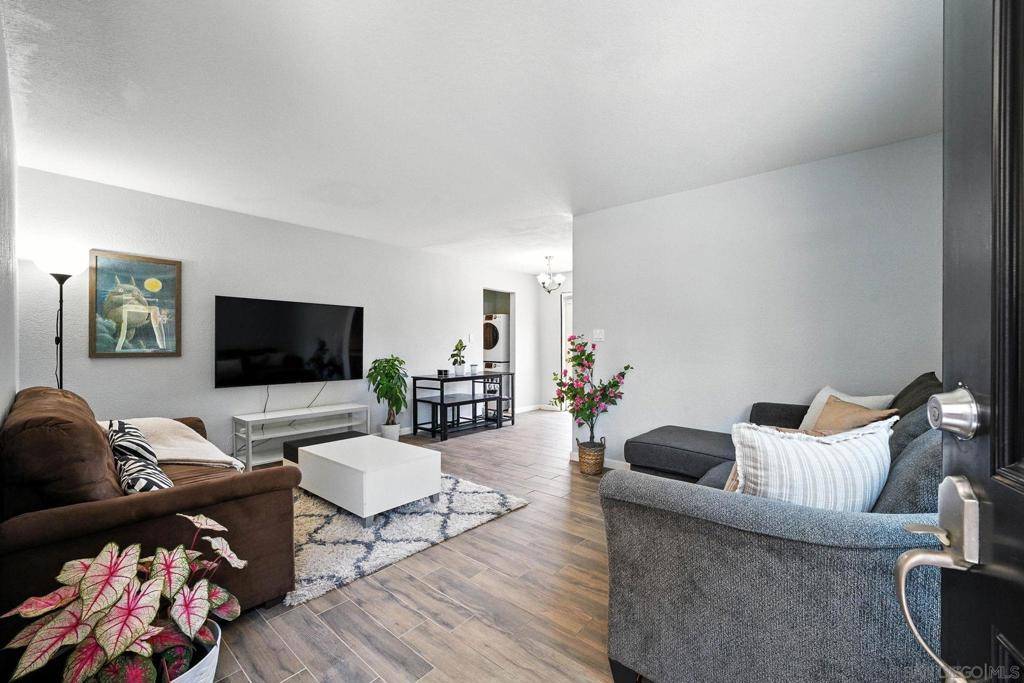 San Diego, CA 92117,6666 Beadnell Way #1