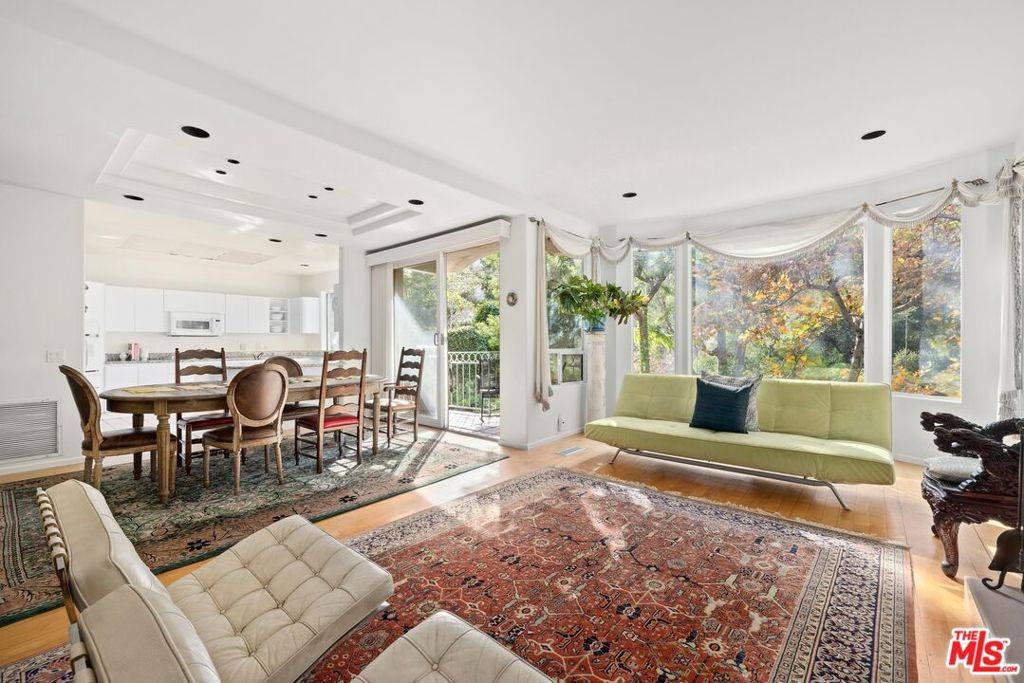 Beverly Hills, CA 90210,10055 Reevesbury DR