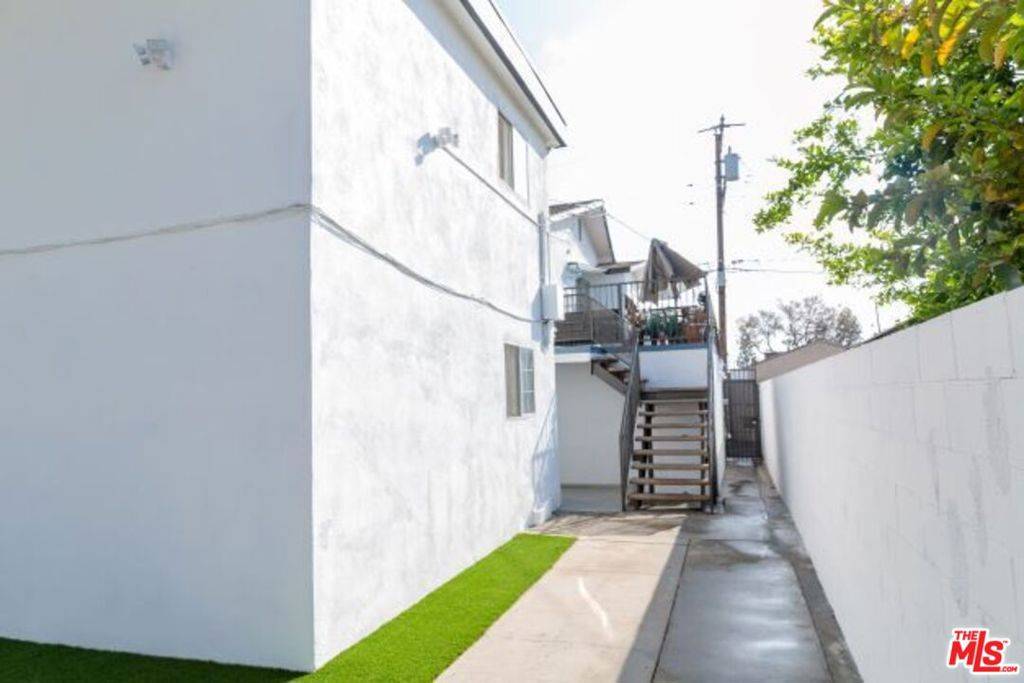 Los Angeles, CA 90044,11116 Berendo AVE