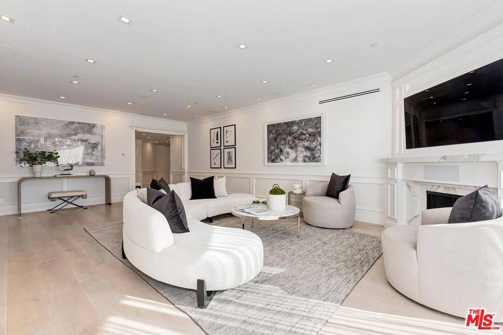 Beverly Hills, CA 90211,300 N Swall DR #451