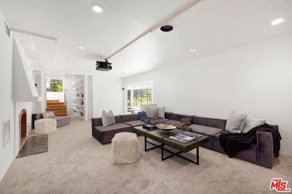 Los Angeles, CA 90068,2477 Canyon Oak DR