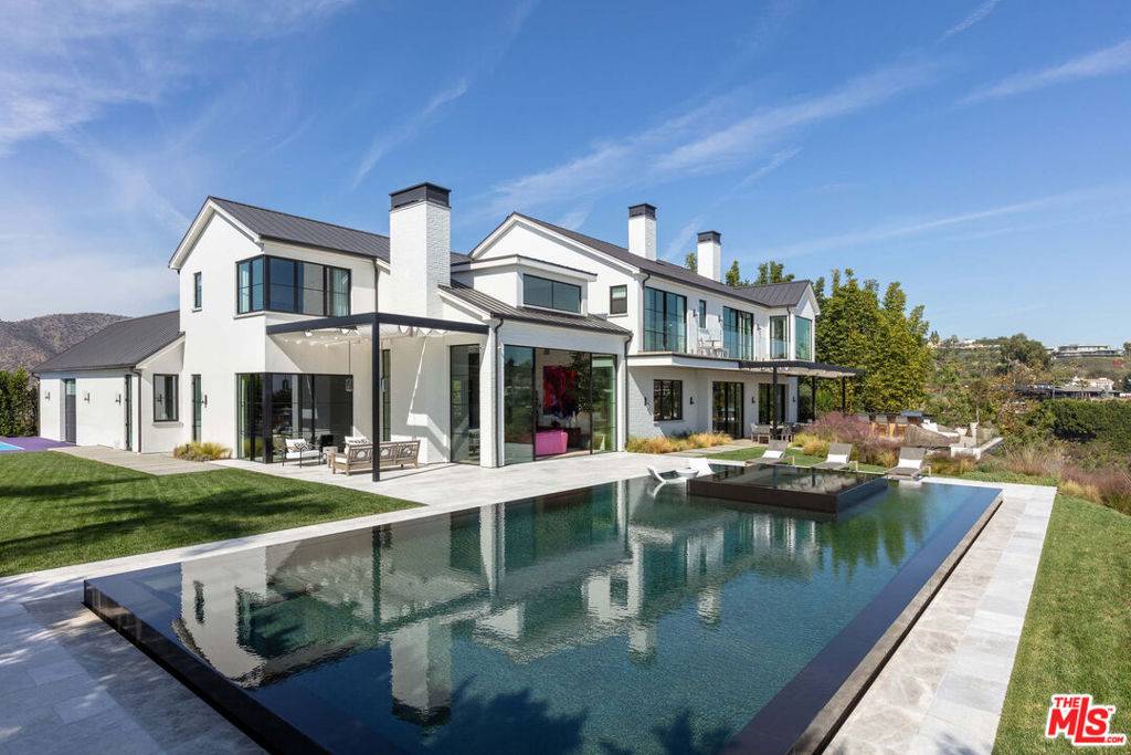 Los Angeles, CA 90049,890 Linda Flora DR