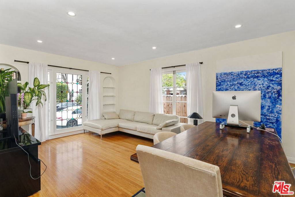 Los Angeles, CA 90048,8472 Oakwood AVE
