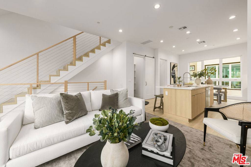 Los Angeles, CA 90038,6113 Marbella PL