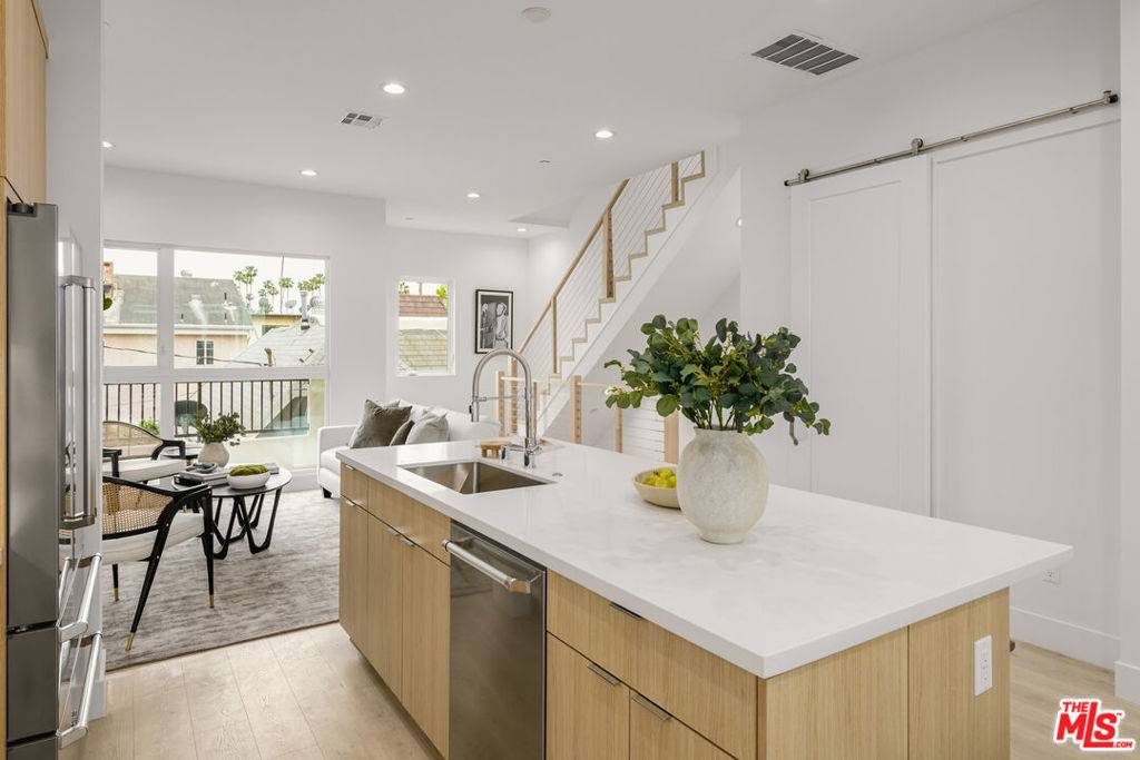 Los Angeles, CA 90038,6113 Marbella PL