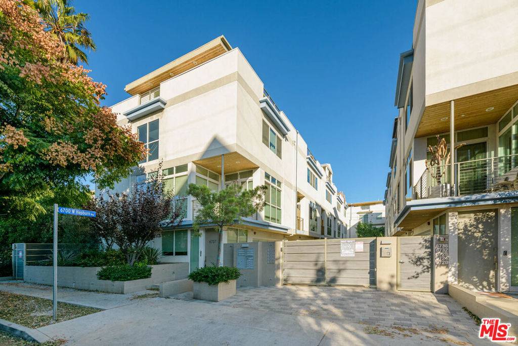 Los Angeles, CA 90038,6733 W Hepburn WAY