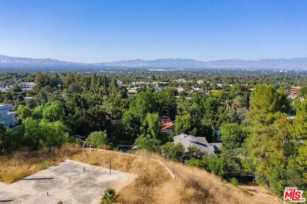 Encino, CA 91316,17229 Oak View DR