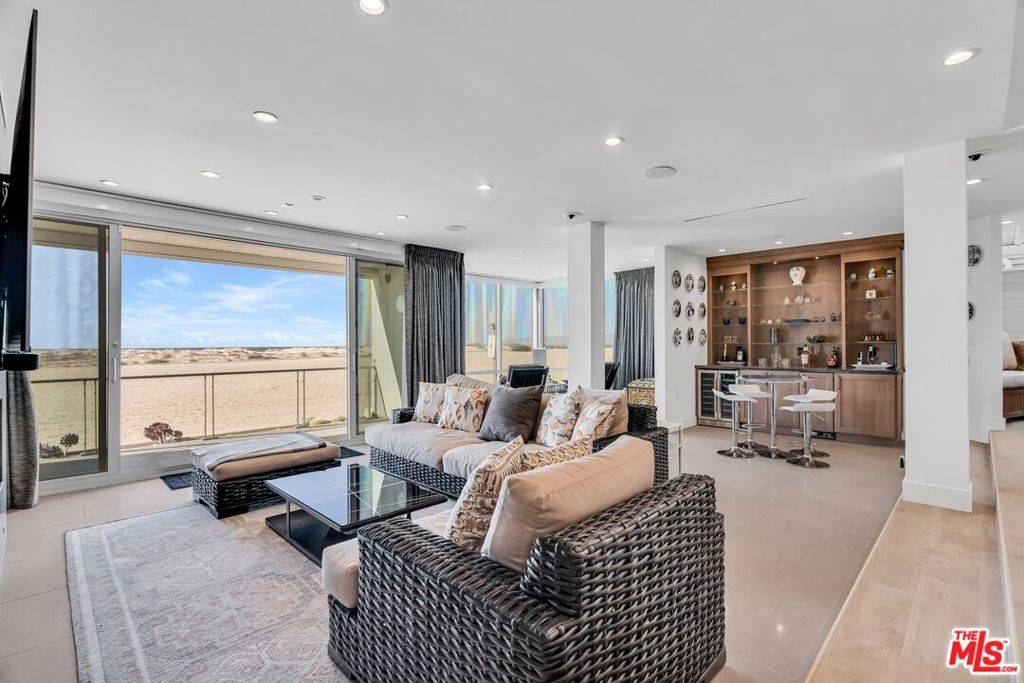 Marina Del Rey, CA 90292,5209 Ocean Front WALK #102