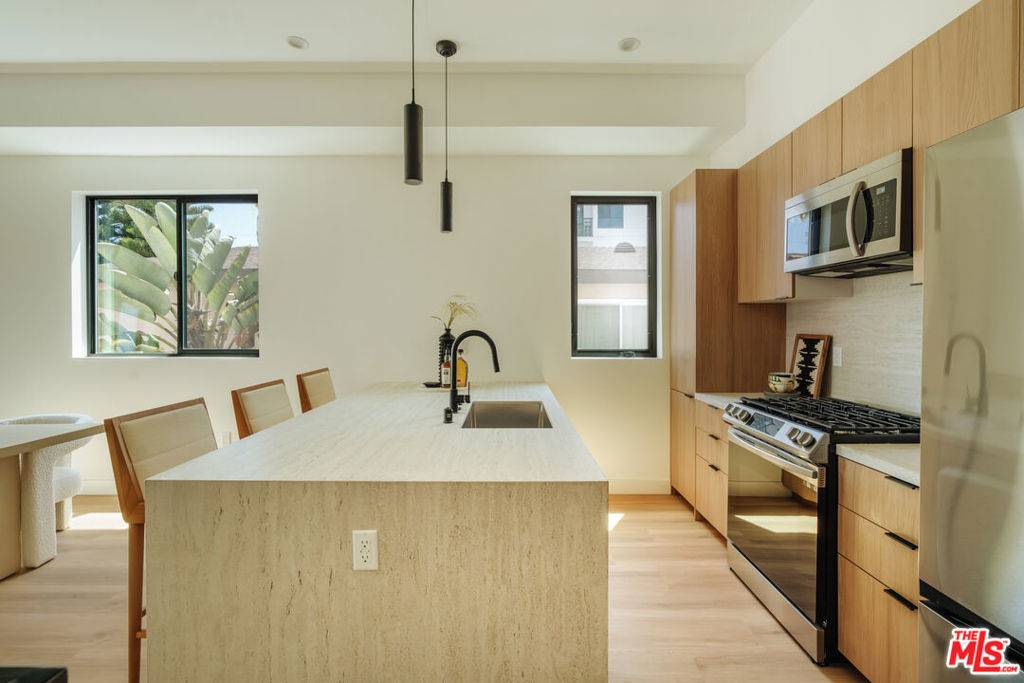 Los Angeles, CA 90019,1343 S Ogden DR
