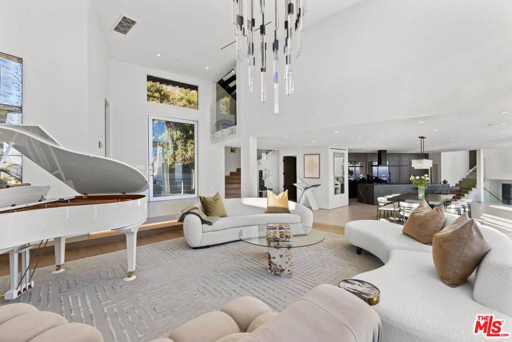 Los Angeles, CA 90069,9270 Kinglet DR