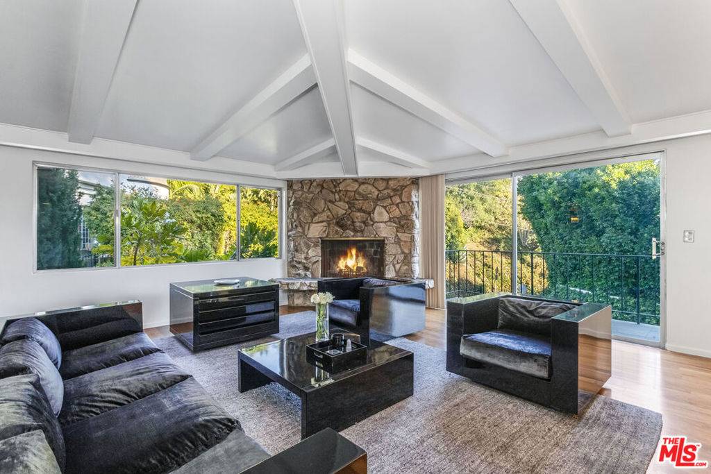Beverly Hills, CA 90210,1501 Schuyler RD