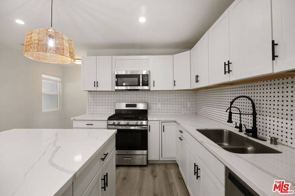 Reseda, CA 91335,7241 Donna AVE