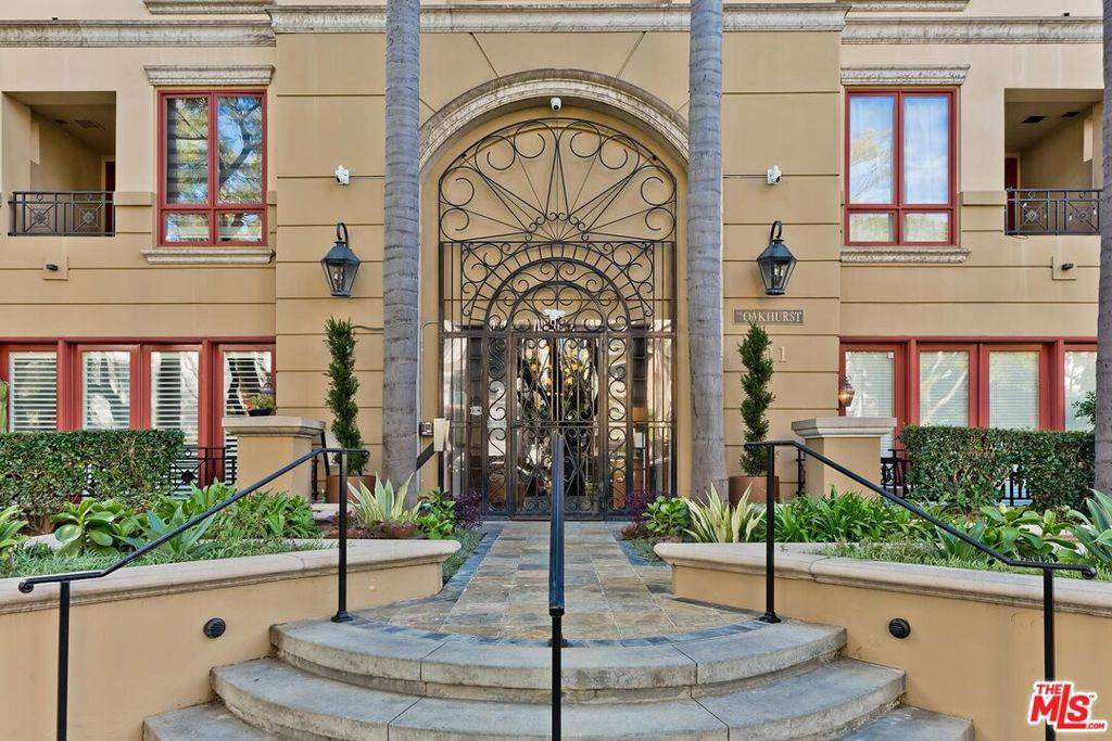 Beverly Hills, CA 90210,411 N Oakhurst DR #106