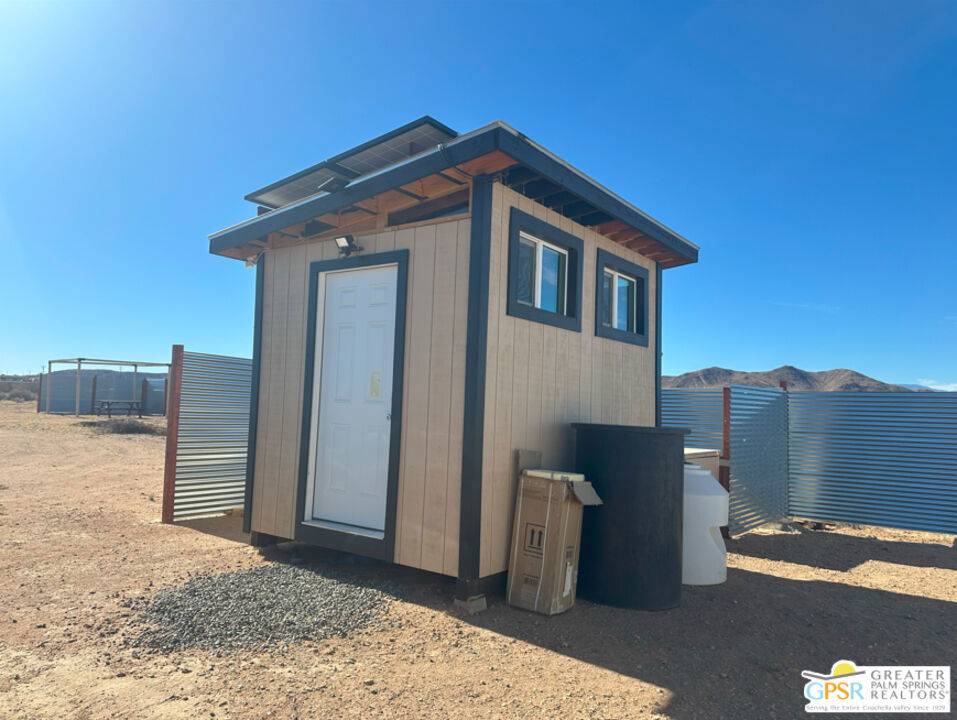 Landers, CA 92285,276 Fairacres LN