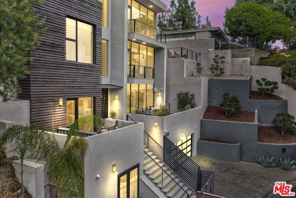 Los Angeles, CA 90068,6459 Rodgerton DR