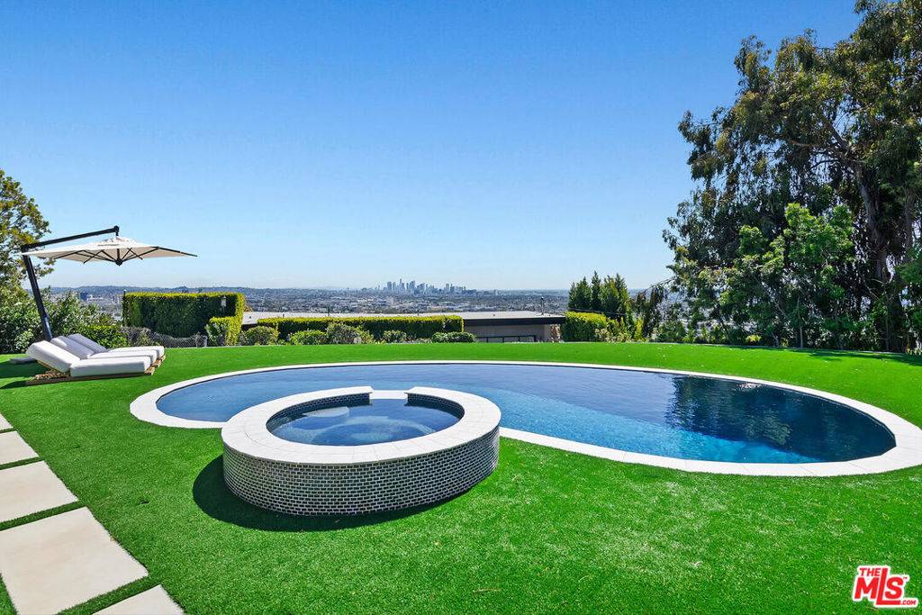 Los Angeles, CA 90069,8135 Laurel View DR