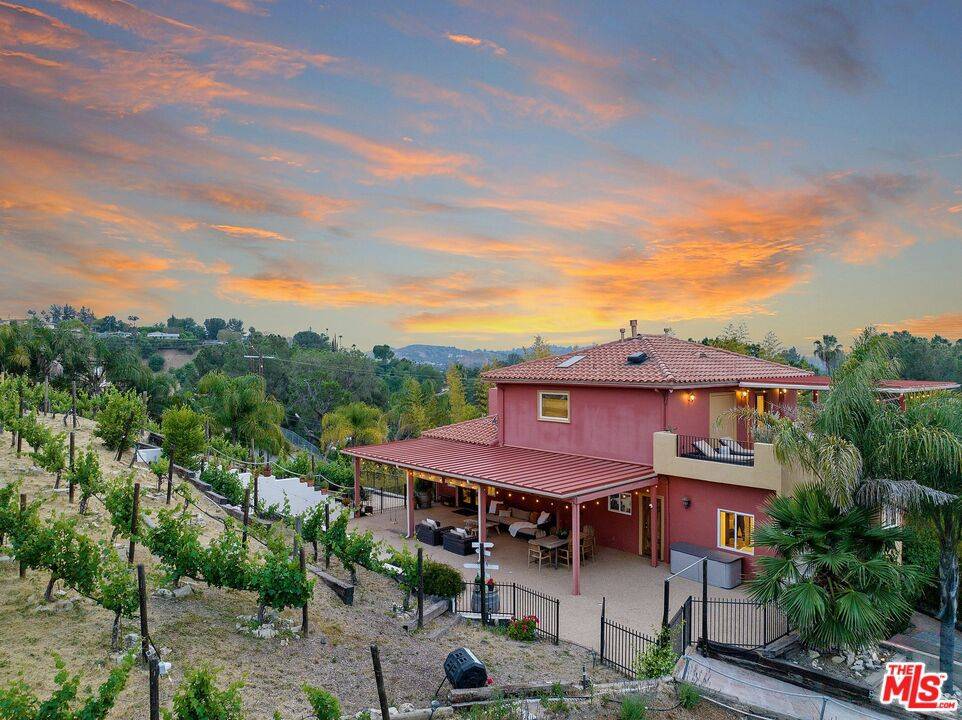 Woodland Hills, CA 91364,4886 Calderon RD